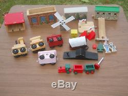 Mixed lot 169 Pieces Thomas the Train Wood Tracks/Carrying Case/Knapford Station
