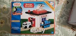 THOMAS & FRIENDS WOODEN RAILWAY RESCUE HOSPITAL With AMBULANCE NEW VERY RARE