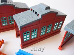 TOMY Thomas & Friends 7587 Sodor Roundhouse Engine Sheds & Turntable with track