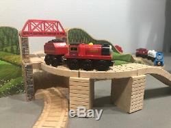 Thomas & Friends Wooden Train Mountain Tunnel Set with Clickity Clack Track