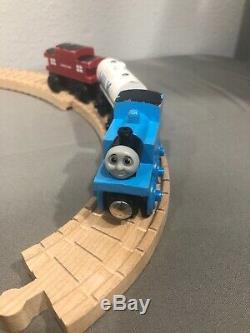 Thomas & Friends Wooden Train Mountain Tunnel Set with Clickity Clack Track