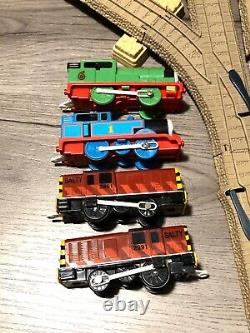 Thomas The Train Trackmaster Set Pull Cars Village Battery Operated Works