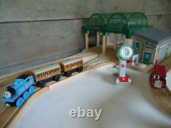 Thomas and Friends Wooden Railway Deluxe Knapford Station Mega Set 70+ Pieces