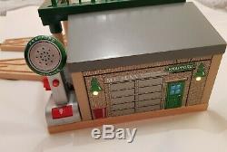 Thomas the tank engine & Friends WOODEN KNAPFORD STATION WITH LIGHTS AND SOUND