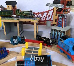Thomas the train ENGINE Lot Magnetic Trains AND accessories lot Over 100 PIECES