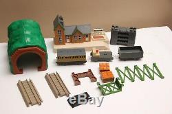 Trackmaster Thomas the Tank Engine Knopford Station Nearly Complete Set +Extras